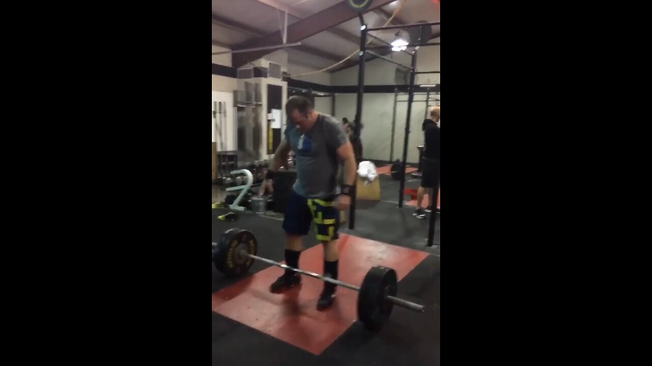 Man fails to perform corssfit. Workout fail