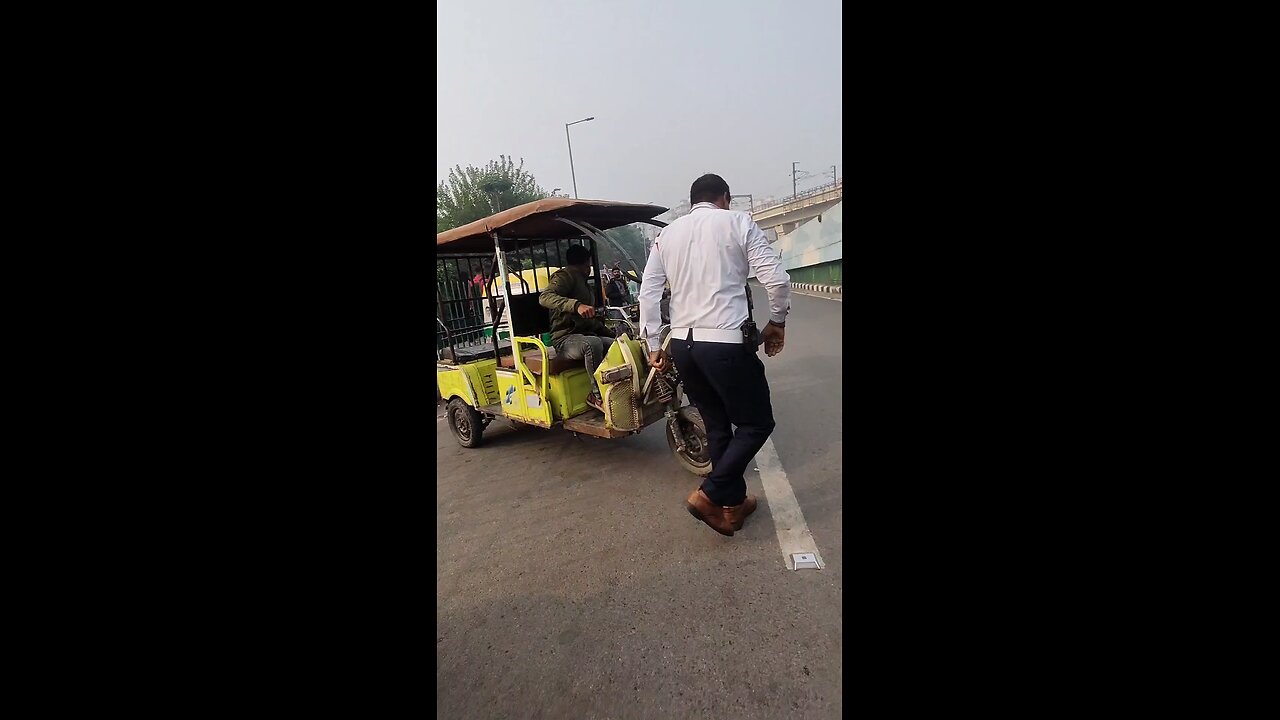 Cops catching autorickshaw