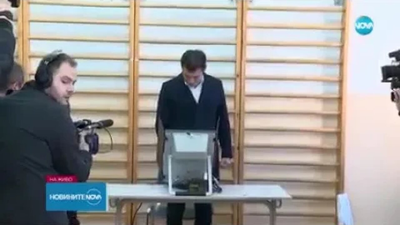 Кирил Петков гласува