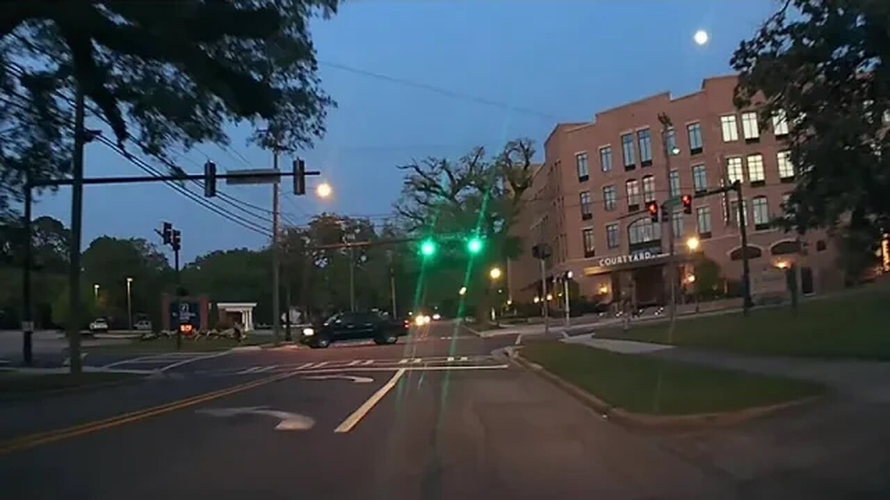 2 Dudes blow through a red light Thomasville, GA