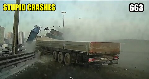 Stupid driving mistakes 663 (December 2021 English subtitles)
