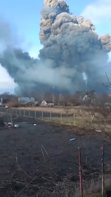 Massive explosion at ammunition warehouse of Armed Forces of #Ukraine in Kalinovka, Vinnitsa.