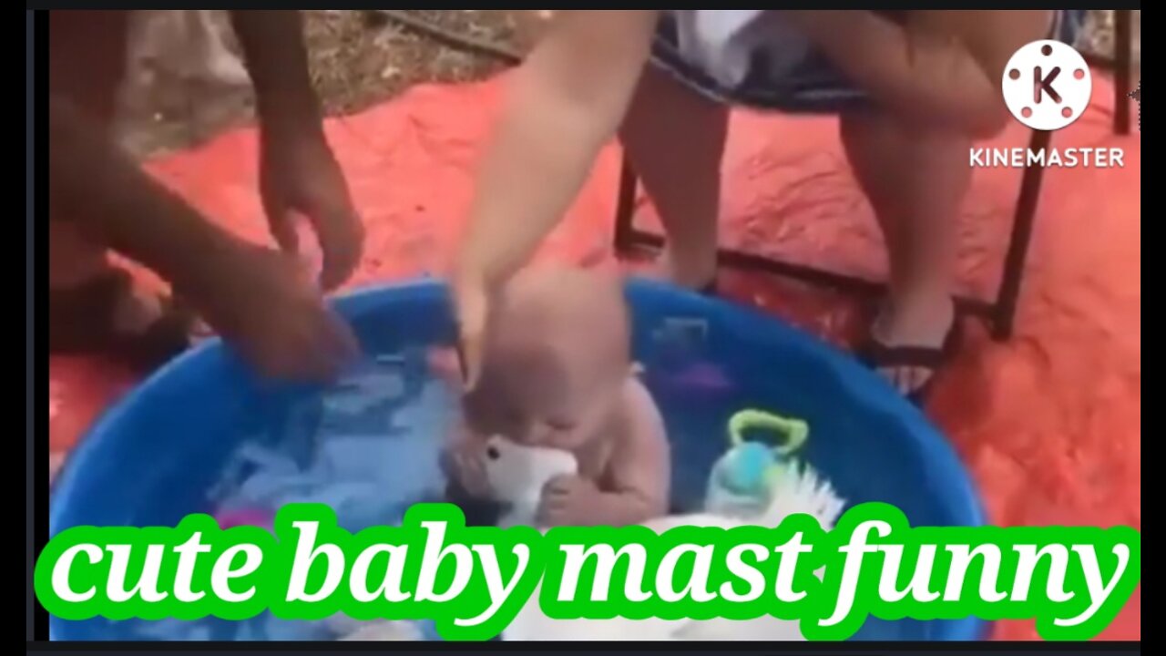 Watch the cute baby having fun in the bath with a smile