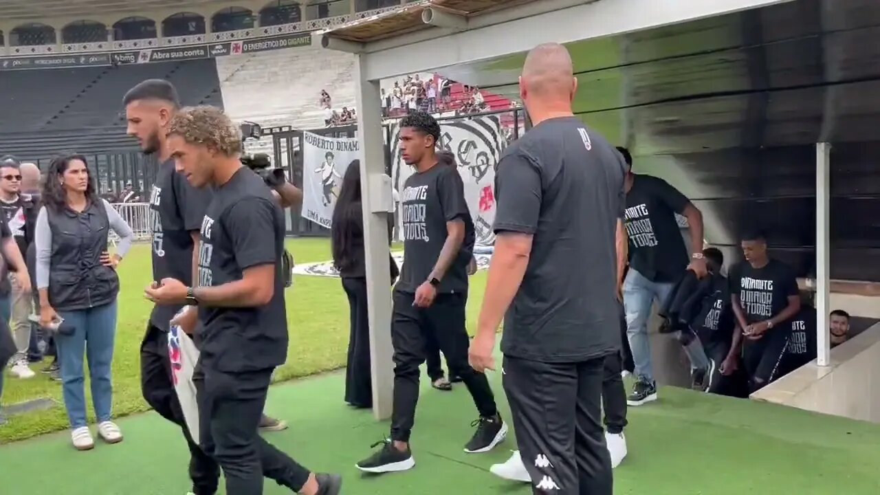 Elenco do Vasco chegando ao velório de Roberto