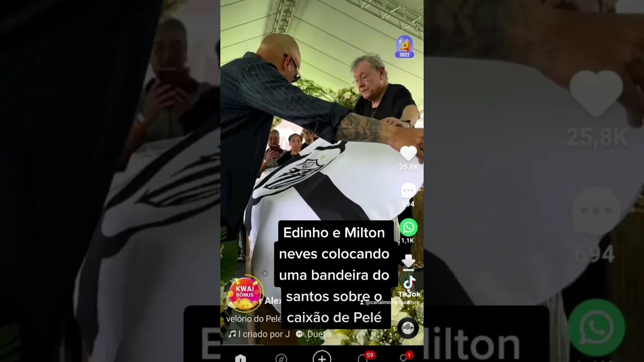 Edinho e Milton Neves colocando uma bandeira do Santos no Caixão de Pelé