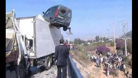 Idiots in Cars 2023 Russian Roads 32 & Driving Fails Compilation |car crash compilation| US