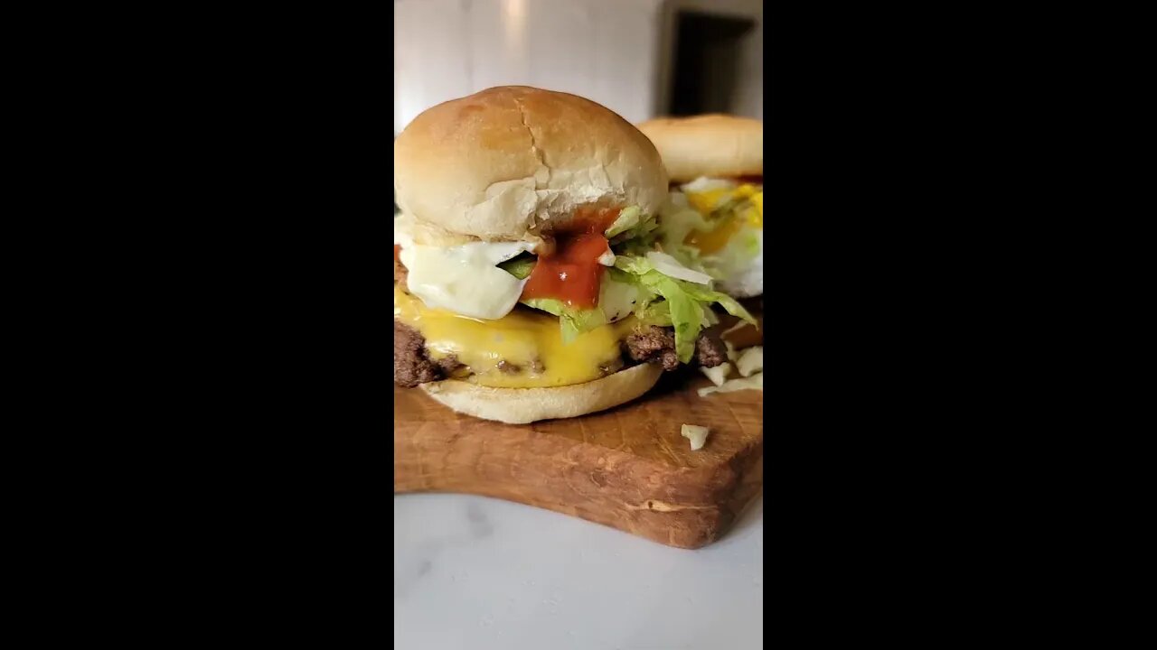 Fried Egg, Bacon & Cheese Smash Burgers | keto recipes | low carb | low carb foods #Shorts