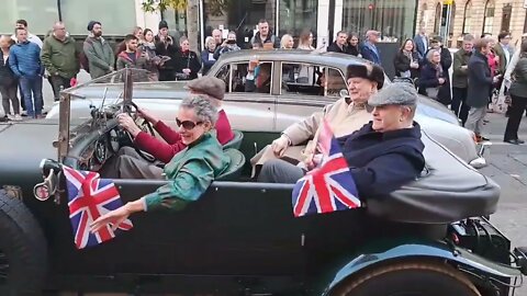 Soldier carries Soldier over is shoulder #lordmayorshow