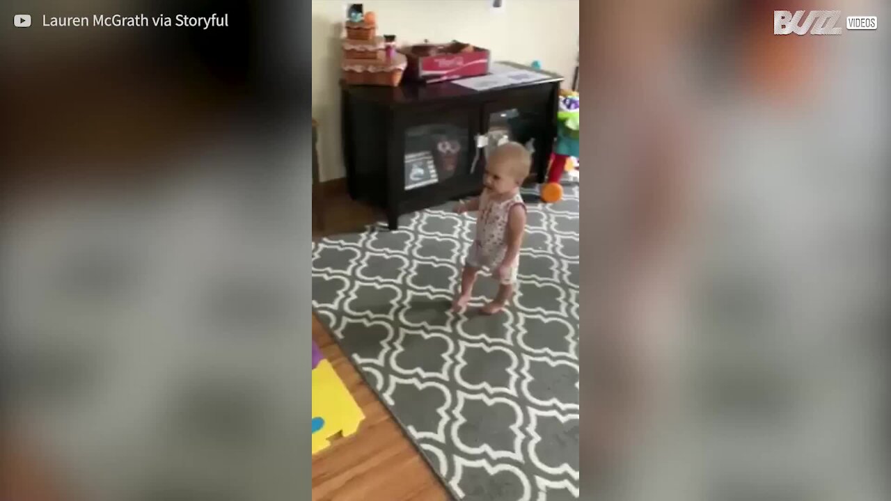 Bimbo rivede il padre dopo un mese, è pura felicità!