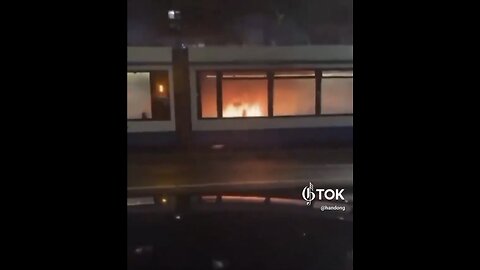 MIGRANTS THUGS TERRORISE CIVILIANS🧟💥🏪💥🧟‍♂️BURN BUILDING IN AMSTERDAM NETHERLANDS🇳🇱🏪💥🧟‍♂️💫