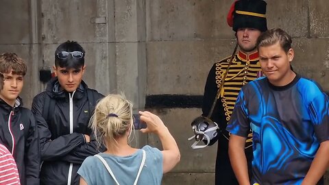 We wanna look tugh in our picture with the guard lol 😆 😂 🤣 #horseguardsparade