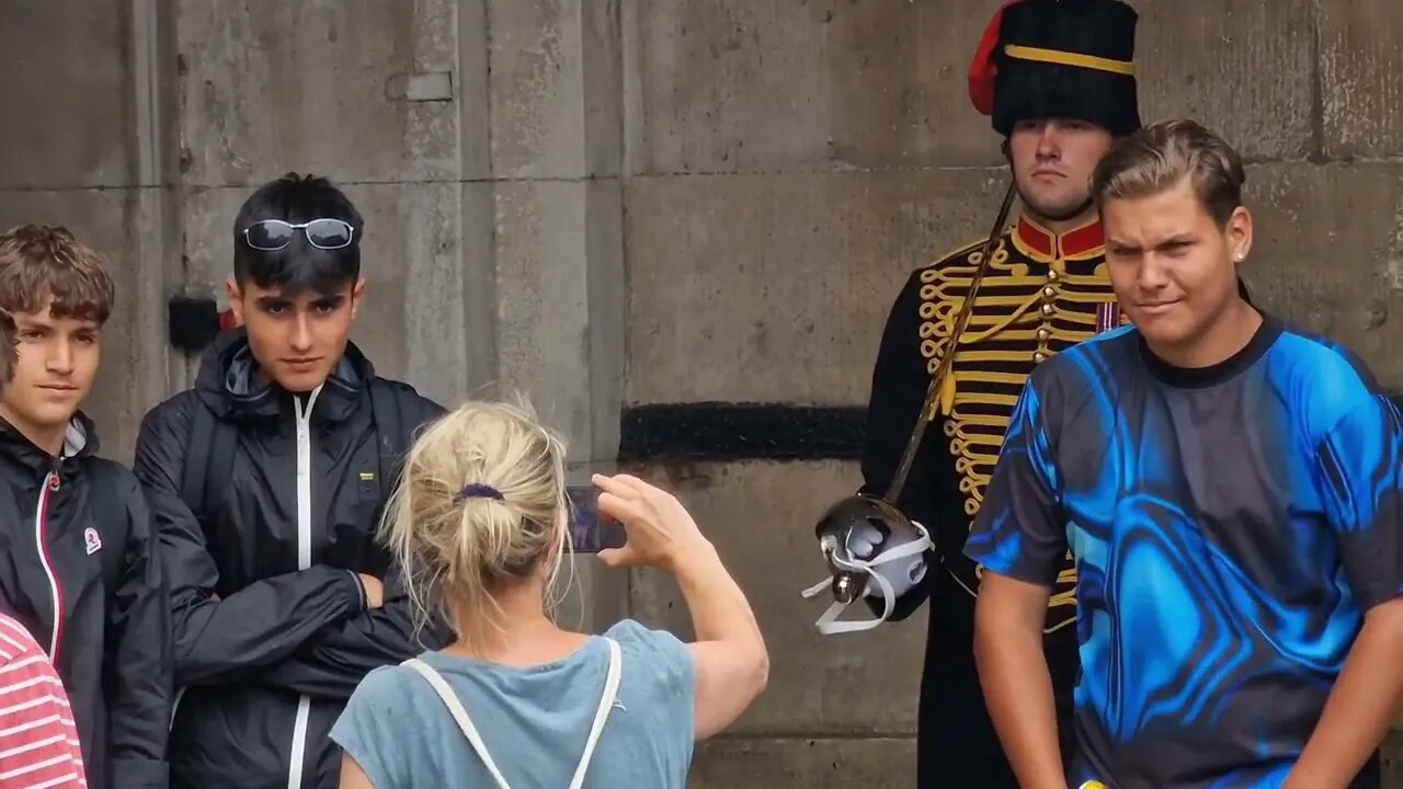 We wanna look tugh in our picture with the guard lol 😆 😂 🤣 #horseguardsparade
