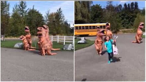 Dinosaurier välkomnar flicka hem från skolan