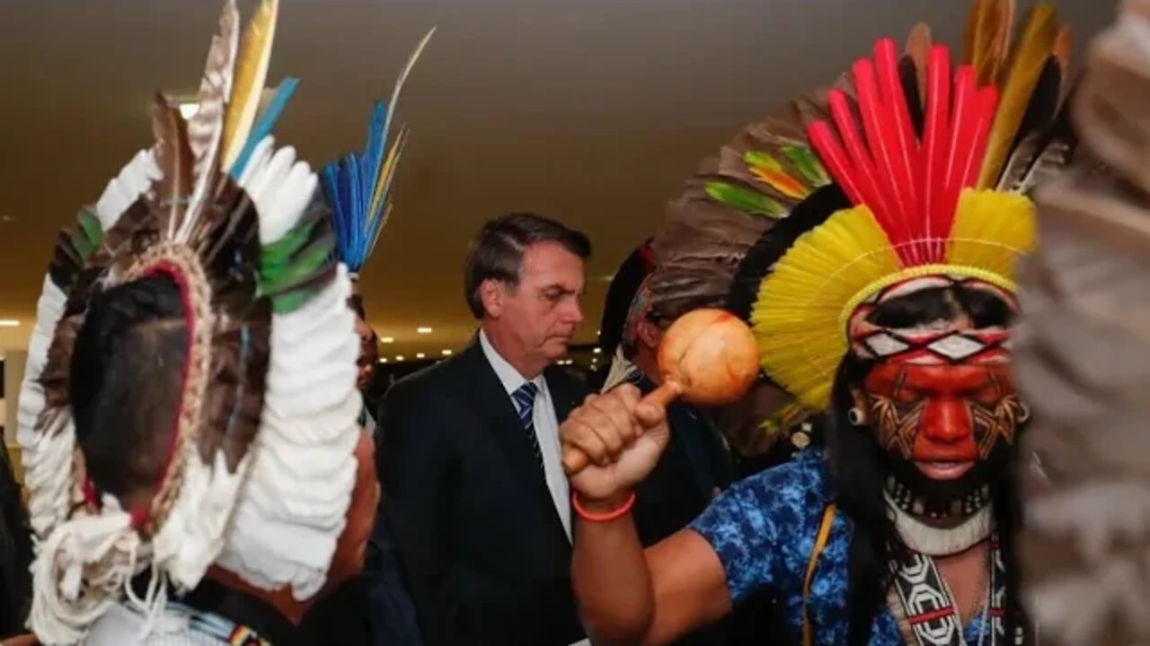 BRASILE NEL CAOS ANCHE GLI INDIOS ESCONO DALLE FORESTE PER AIUTARE BOLSONARO!