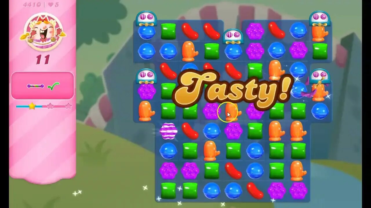 Candy Royale Run (Plus Cozy Collect for Olivia's Mittens and Advent Quest) in Candy Crush Saga