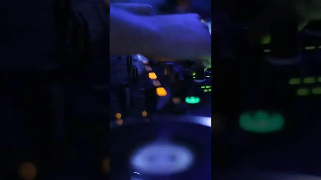 When a dj put up their hands in the air the music becomes 2 times better🎧💿#shorts