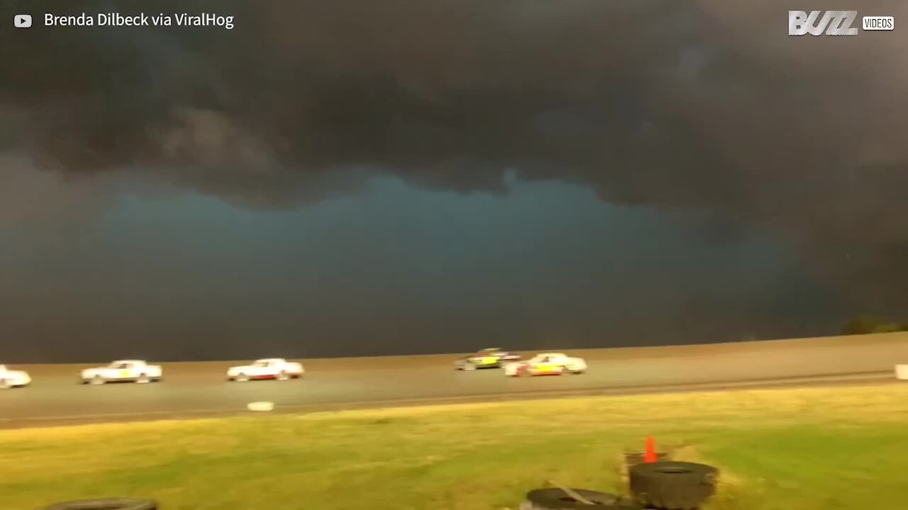 Un énorme orage se forme lors d'une course