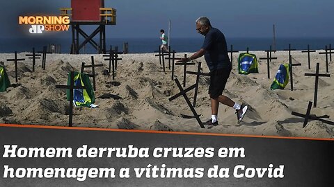 Tensão em praia do RJ: homem derruba cruzes em homenagem a mortos pela Covid-19