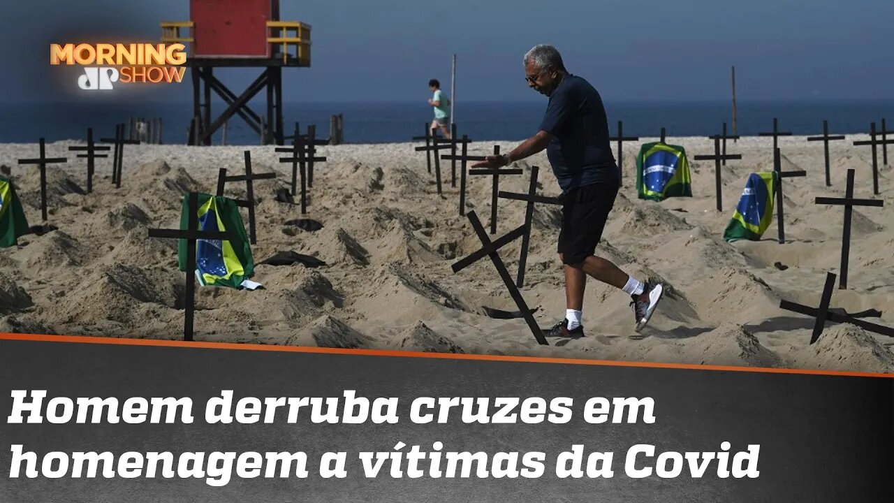 Tensão em praia do RJ: homem derruba cruzes em homenagem a mortos pela Covid-19