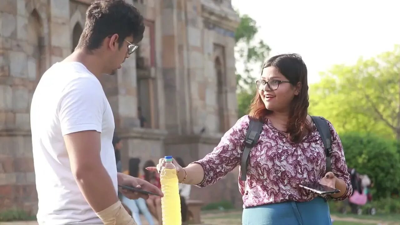 SUSU BOTTLE PRANK ON GIRLS || PICHHE DEKHO PICHHE || Hit Entertainment