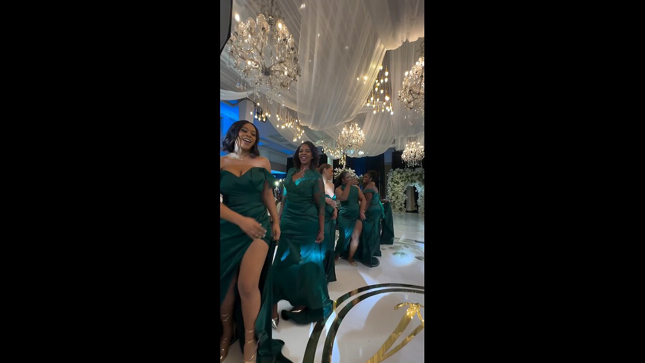 Bridesmaids showing off their dance moves 🩰