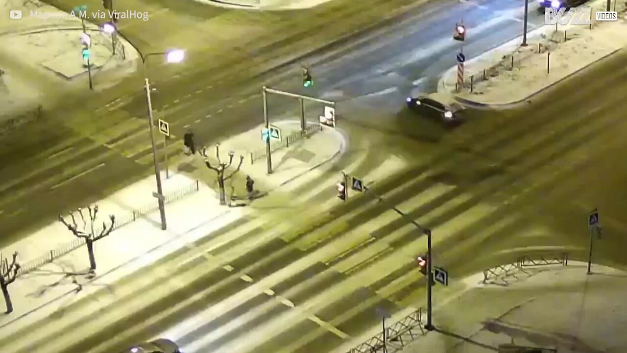 Un piéton épargné grâce à un feu tricolore