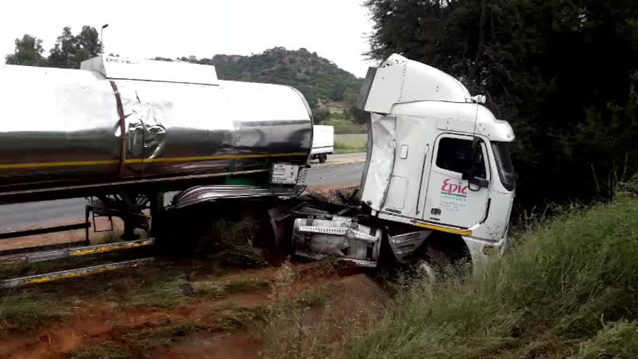 SOUTH AFRICA - Johannesburg - Tanker recovery on highway (Video) (Unm)