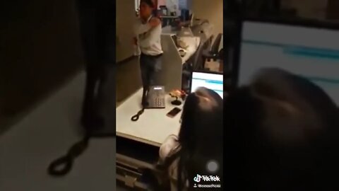 Niña en el Banco