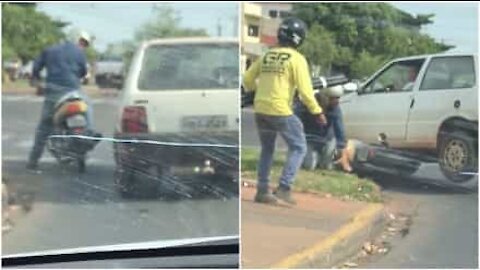 Conducente infuriato passa sopra il motociclista