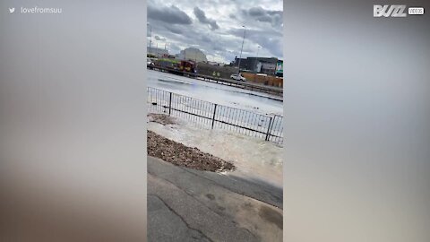 Estrada em Londres fica inundada após rompimento de canos