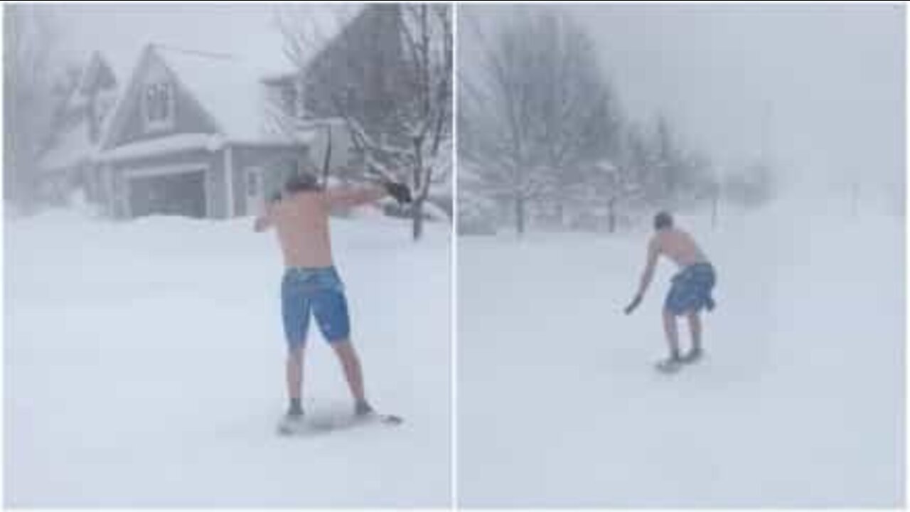 Jovem surfa na neve com traje de banho