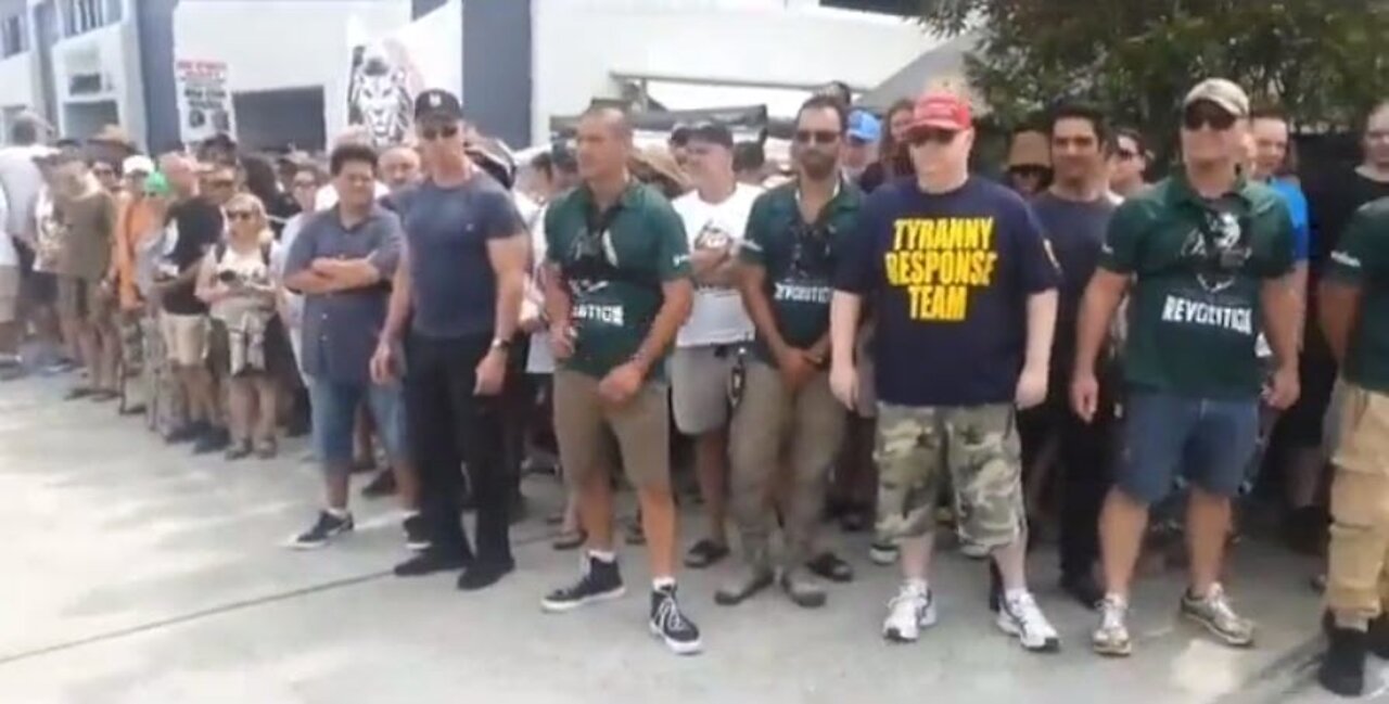 Australia: Customers form a wall to defend a coffee shop who refuses to enforce the vaxx pass
