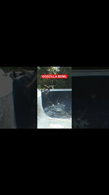 Small Grind BIG BACKYARD POOL #tobyburger #poolskateboarding #poolskating #skateboarding #godzilla