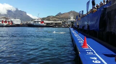 SOUTH AFRICA - Cape Town - Discovery World Cup Triathlon (Video) (RNt)