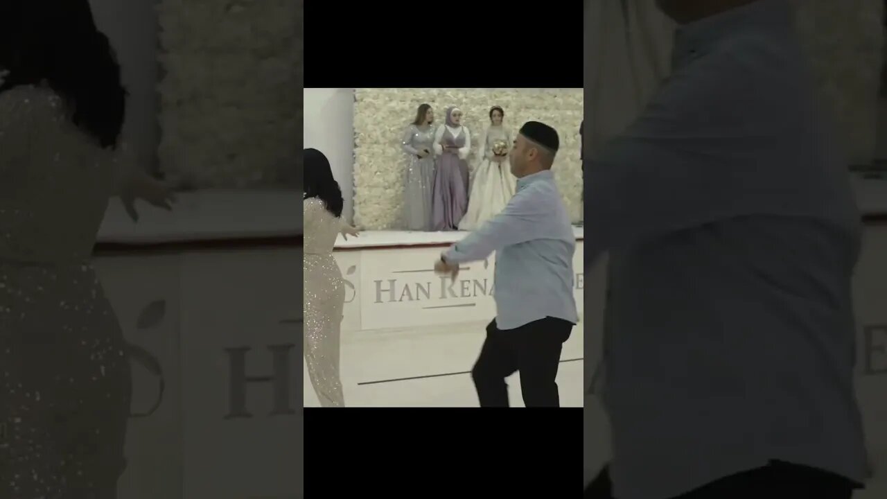 Старый танцует на свадьбе с красивой девушкой Чеченская свадьба