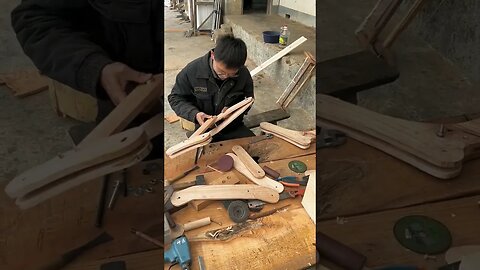 花很长时间根据牛走路原理，用木头做出能走路的牛。