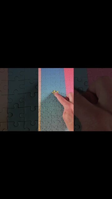 Does this piece look like it's changing color? 🤔 #colors #puzzle #shorts