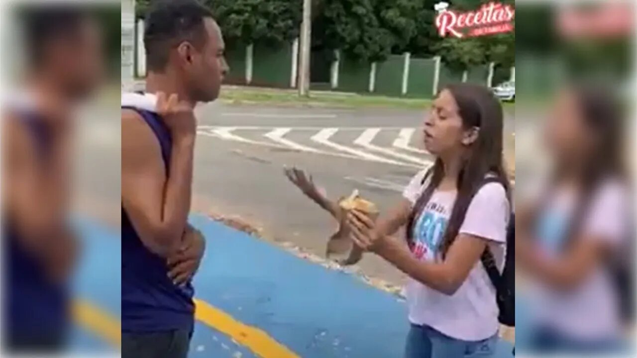 Mendingo é humilhado por pedir comida e algo inesperado acontece, o final é surpreendente.