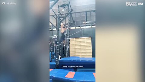 Un gymnaste ne réussi pas son acrobatie et se blesse