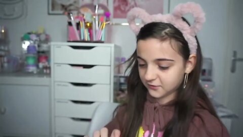 JE ME MAQUILLE AVEC DU MAQUILLAGE POUR ENFANTS ACTION