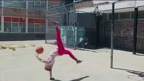 Cette gymnaste fait une bien agile basketteuse !