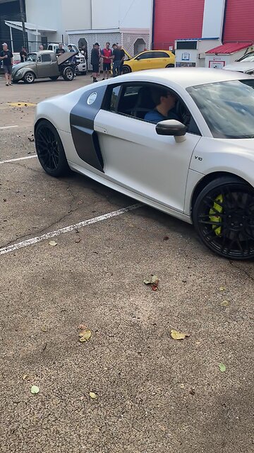 Audi R8 turns up