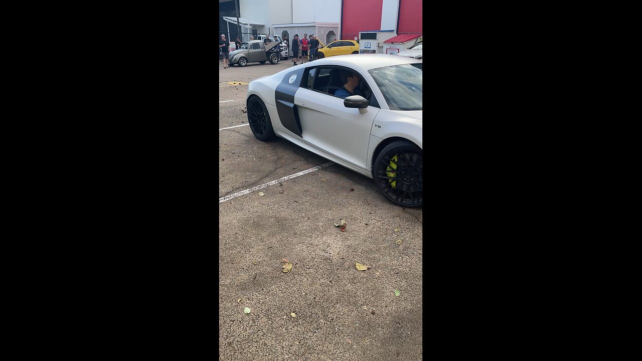 Audi R8 turns up
