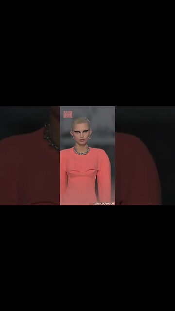 Versace Fall Winter 20323 Runway Show #runwayshow #miienconsultancy #womensfashion #womensfashion