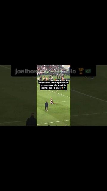 LÉO PERREIRA ATRAVESSA O MARACANÃ DE JOELHOS APÓS O TÍTULO.