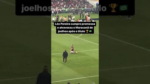 LÉO PERREIRA ATRAVESSA O MARACANÃ DE JOELHOS APÓS O TÍTULO.