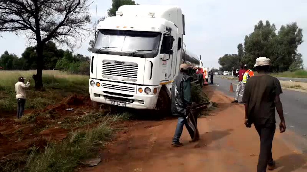 SOUTH AFRICA - Johannesburg - Tanker recovery on highway (Video) (EoS)