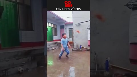 esse garotinho nunca vai apanhar na escola