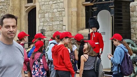 Tourist kids get a taking to from a beefeater #toweroflondon