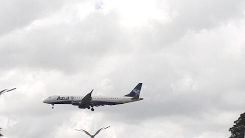 Embraer 195 PR-AUF en approche finale avant d'atterrir à Manaus depuis Santarém (Pará)